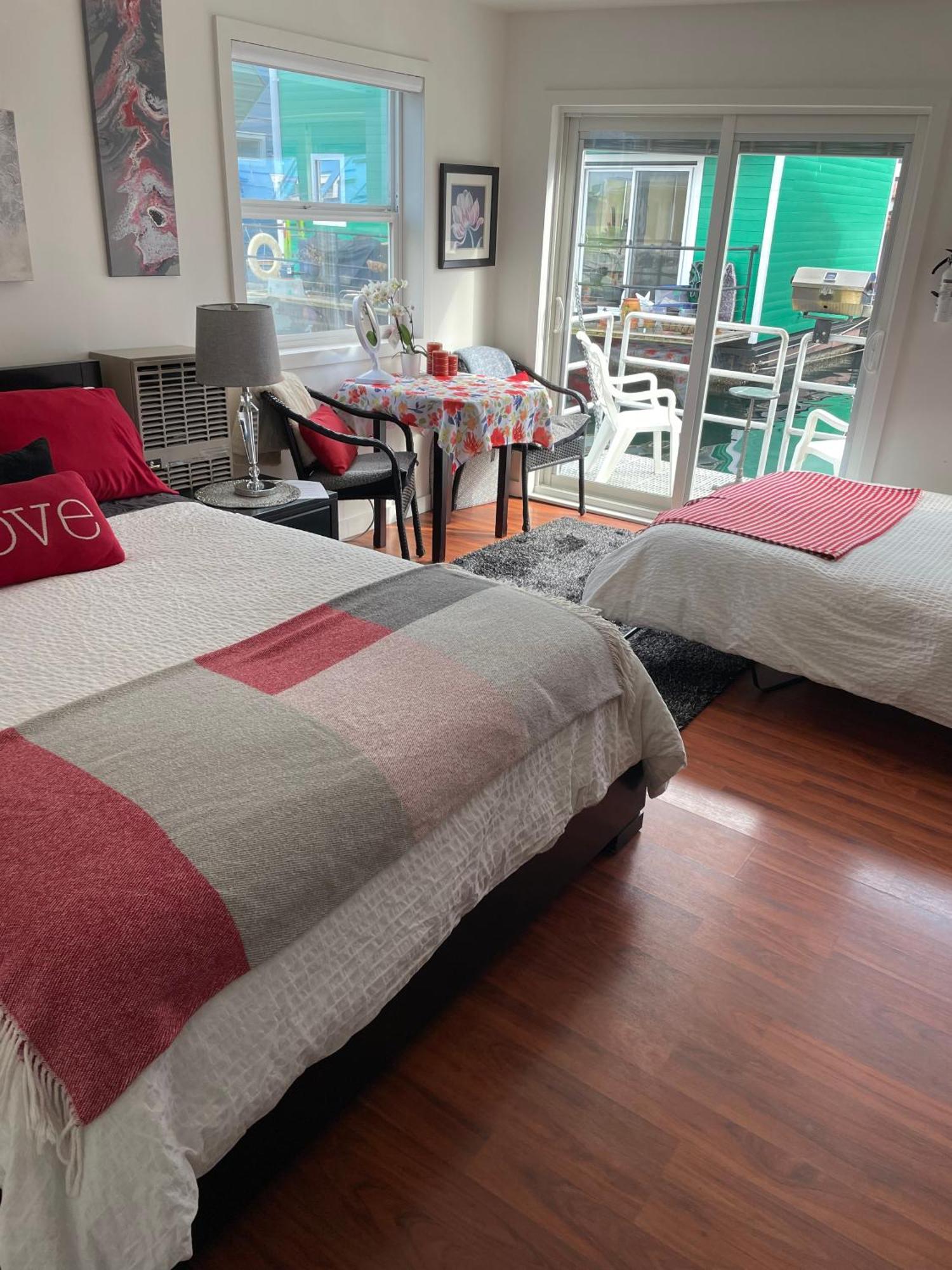 A Float Home B&B In Fisherman'S Wharf ビクトリア エクステリア 写真