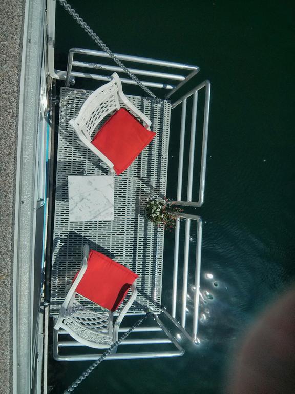 A Float Home B&B In Fisherman'S Wharf ビクトリア エクステリア 写真