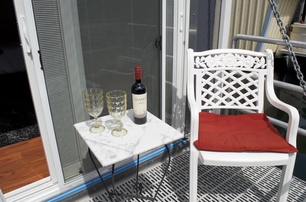 A Float Home B&B In Fisherman'S Wharf ビクトリア エクステリア 写真