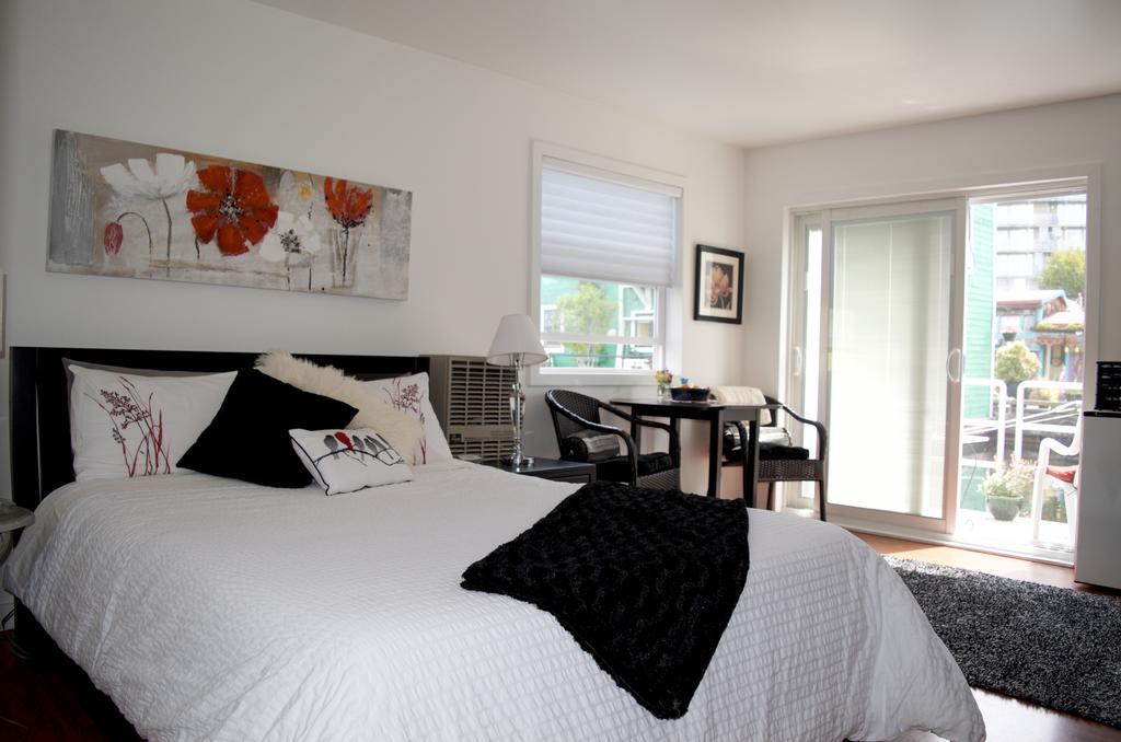 A Float Home B&B In Fisherman'S Wharf ビクトリア エクステリア 写真